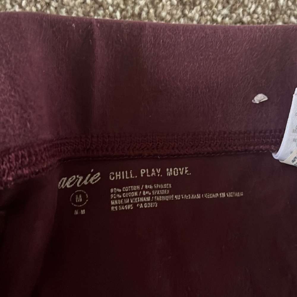Aerie’s Women chill play move leggings. All seams in great condition.